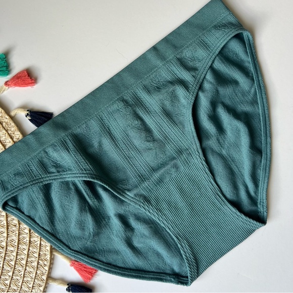 Victoria's Secret Seamless Pointelle Hiphugger Panty French Sage Small NEW - Picture 3 of 3